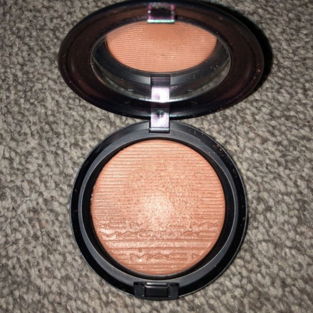 MAC Bronzing powder